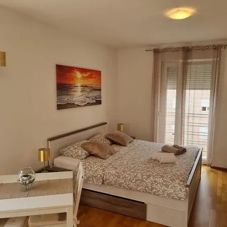 Rose Apartment *